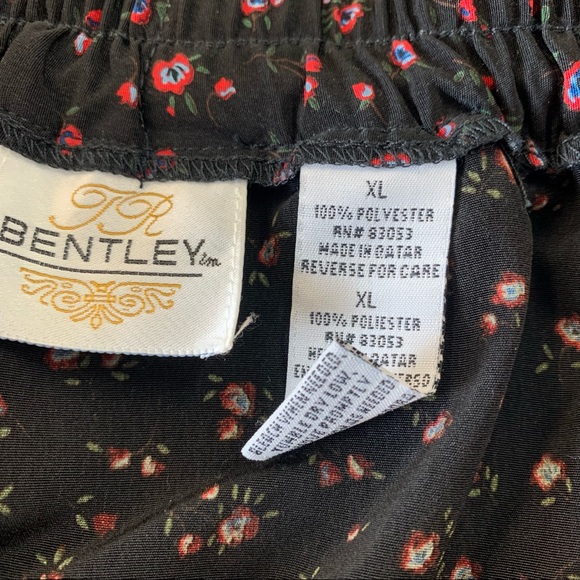 Black skirt with mini red/blue florals - Picture 6 of 11
